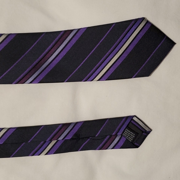 Men's Van Heusen purple with black and silver pattern tie - Picture 2 of 5